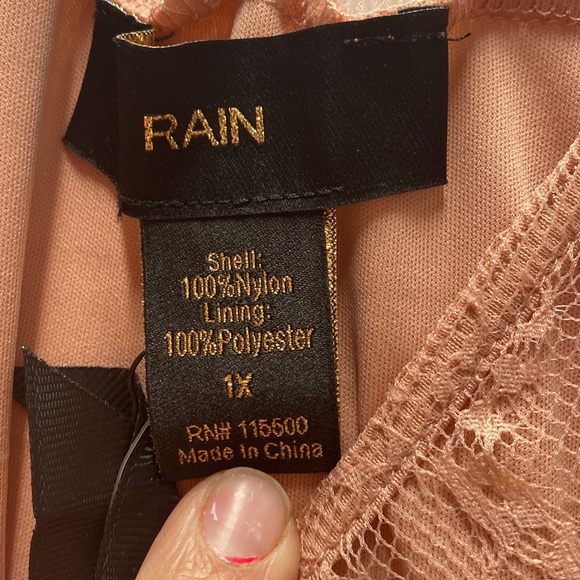 Rain lace cold shoulder top - Picture 2 of 3